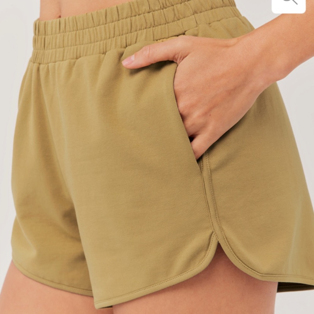 Pact Studio Curved Hem Short, size large